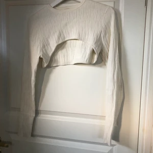 Bolero/croppad polo - säljer denna fina Bolero. Från hm nypris är 299kr. Inga skador och gratis frakt ❤️