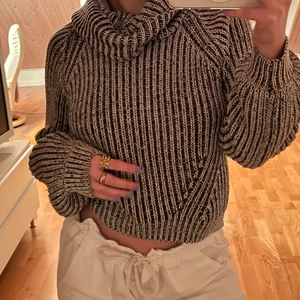 Stickad tröja med krage - Stickad grå/svart med krage