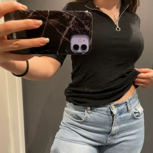 Zip topp - Supersnygg zip topp perfekt för våren 😍 Säljer eftersom den tyvärr inte kommer till användning ✨ Fraktkostnaden beror på plaggets vikt, kan även mötas upp i Stockholmsområdet 