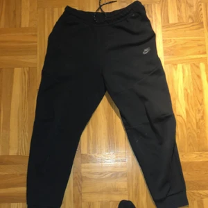 Nike tech byxor  - Färg:svart storlek:L