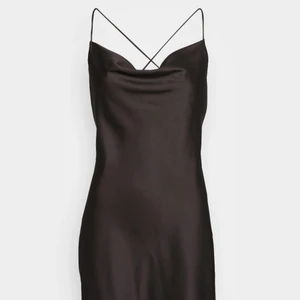 Silke klänning - Superfin silkeklänning med öppen rygg och fallande tyg vid bystet 