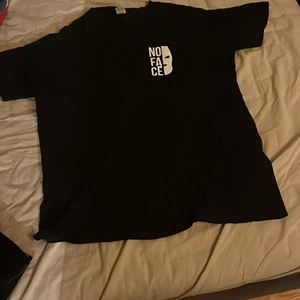 No face t-Shirt  - Svart t-shirt med No face logga på bröstet. Bra skick 