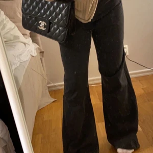 H&M Jeans svart/gråa - Väldigt fina mom jeans ifrån H&m💗 i färgen svarta/gråa