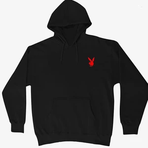Svart/röd playboy hoodie - Säljer min svart/röda playboy hoodie som jag köpte här på Plick för 420kr men säljer för 350 + frakt <3 lite för stor för mig men kan tänka mig att folk om gillar oversized hoodies skulle gilla denna <3