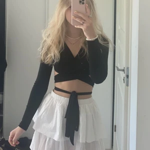 Fest topp - Säljer denna fina toppen som går omlott över kroppen💓skriv för fler bilder