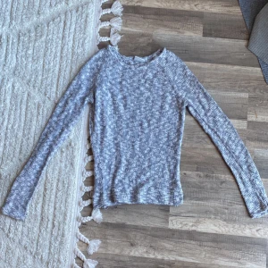 Grå stickad tröja - Super mysig stickad tröja, prefekt för våren och hösten!