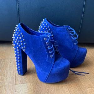 Blåa högklackade - Blåa klackskor, med nitar i. Köpt i strl 39 men de är  mindre i storleken. Snarare strl 37/38