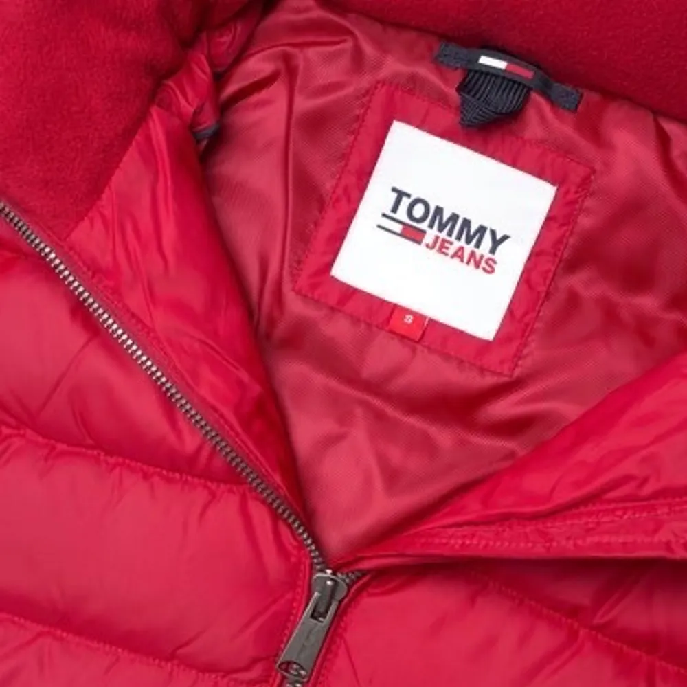 Helt ny jacka från märket Tommy Hilfiger i färgen vinröd ”WINE RED”  Jackan är helfodrad och luvan är avtagbar. Endast använd 3 gånger. Storlek M Köpt för 1500kr. Ord 2600kr. Länken finns nedan:  https://www.booztlet.com/se/sv/tommy-jeans/tjw-basic-hooded-dow_26385199. Jackor.