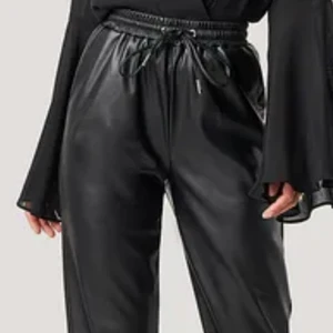 PU pants - Snygga byxor från NA-KD i läderimitation. Mycket snyggare i verkligheten, skickar bild vid intresse. Storlek 34