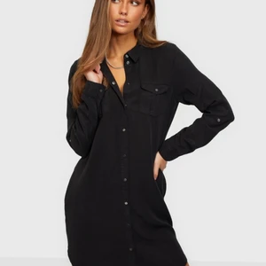 Jeansklänning VERO MODA - Säljer en svart Jeansklänning ifrån Veromoda! Knappt använd! Storlek M!! Passar även som en S/M! Jättefint skick!🖤