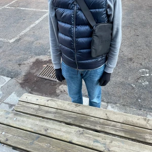 Parajumpers väst Shein, Hugo boss väska - Säljer nu denna parajumper väst(Shein modell) inköpt för cirka 1 år sedan och inga defekter på den. Använd i varsamt skick och du får med en boss väska om du köper västen