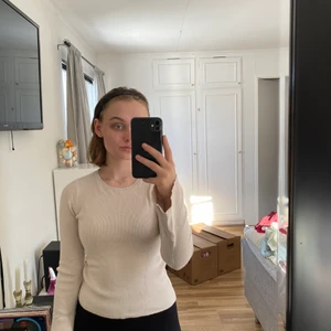 Långärmad tröja med utsvängda ärmar  - Har använt den mycket, men är i bra skick.