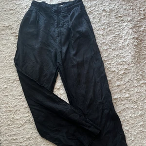 Linnebyxor - Snygga linnebyxor som är väl använda men i fint behåll, tecken på användning vid tex knäppning. Byxorna är i 100% lin och nypris ca 600kr