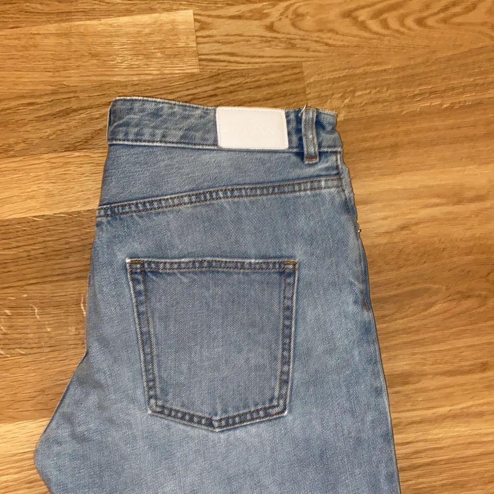 Jätte fina jeans tog strlk 31 då jag ville ha ett par baggy jeans men skulle säga att de är i strlk 27/28 är även lite för korta för mig (jag är 167) pga det säljer jag de då jag redan har liknande, köparen betalar frakt 💗💗. Jeans & Byxor.