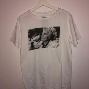 En Astrid Lindgren T-shirt från dedicated.
