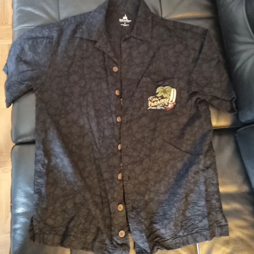 DISNEY - black hawaiaan Mickey Mouse shirt, boys junior size S. Skjortor.