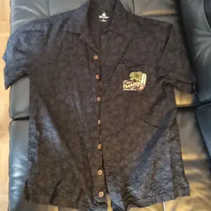 DISNEY - black hawaiaan Mickey Mouse shirt, boys junior size S