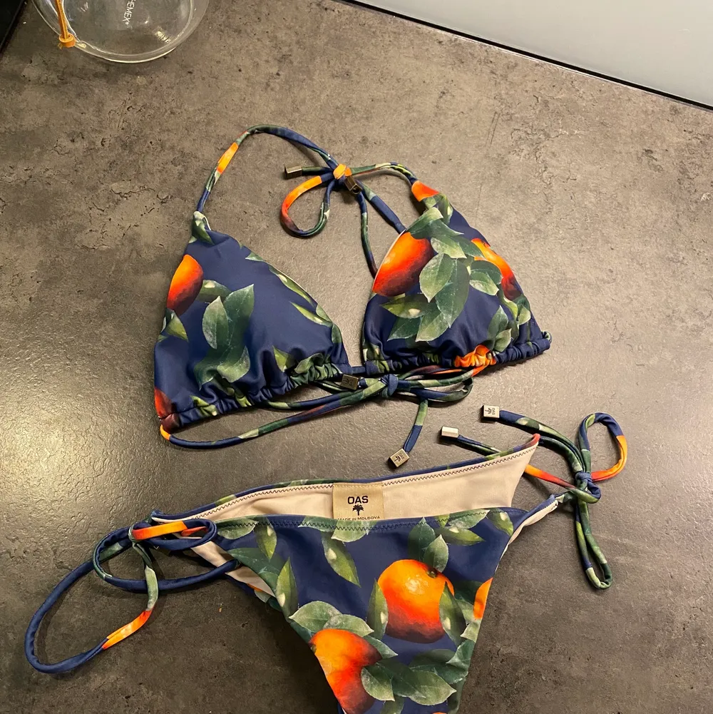 Använd 1-2 gånger så i fint skick! Överdelen är i S och underdelen i M. Nypris 800. https://oascompany.com/sv/women/swimwear/bikinis/dark-orange-bikini-top. Övrigt.