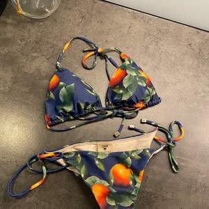 Använd 1-2 gånger så i fint skick! Överdelen är i S och underdelen i M. Nypris 800. https://oascompany.com/sv/women/swimwear/bikinis/dark-orange-bikini-top