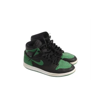 Air Jordan 1 Retro High OG 'Pine Green 2 - Size ”7.5 US”  Condition ”6/10”  Bid ”1800SEK”  Bin ”2249SEK”   For further questions please DM us