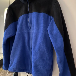 FLEECETRÖJA  - En otroligt skön och mysig tröja köpt på beyond retro i höstas! Bra skick och inga defekter! Finns även en sån justerbar tråd i midjan så man kan bestämma hur tight den ska sitta mot kroppen