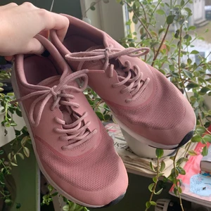 Rosa Nike skor  - Träningsskor från Nike💕 sparsamt använda och kommer tvättas innan frakt🌸