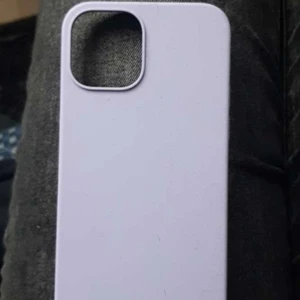 Skal - Lila skal som inte kommer till användning längre, passar iPhone 12/12 PRO 