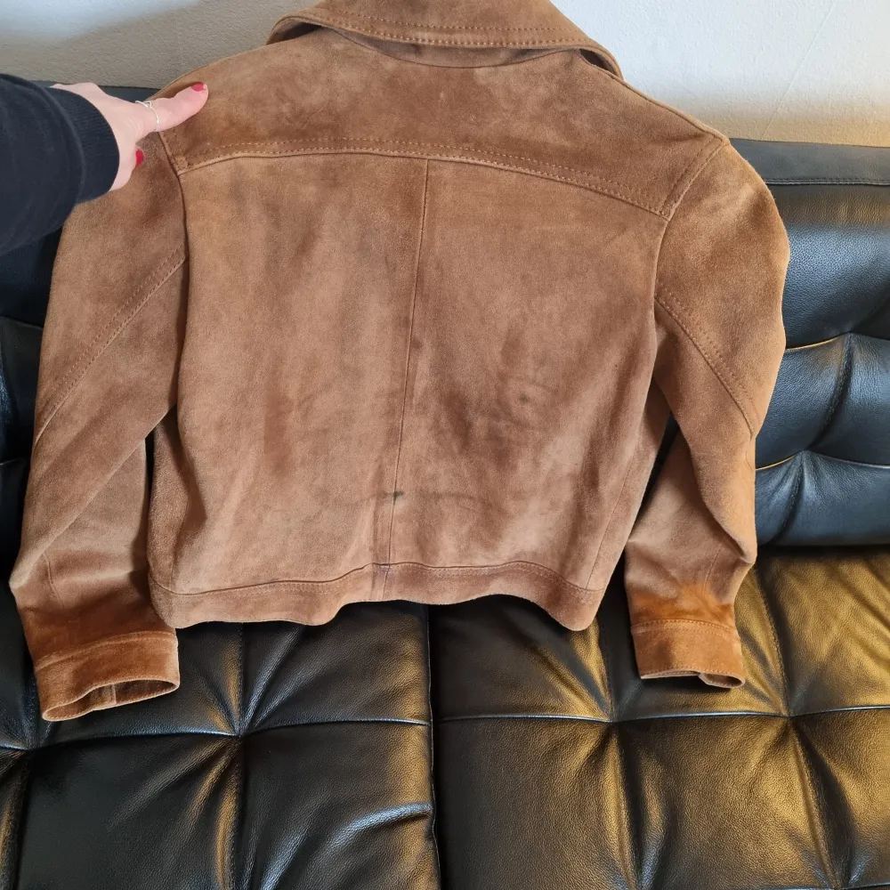 DenimBirds suede/mocka jacket with a stain on the back, see picture provided. Jackor.