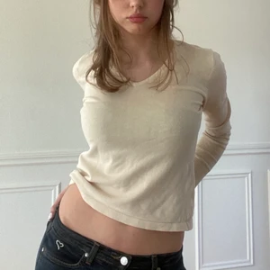 Pret a porter tröja  - En så fin Pret a Porter trjöa i varm cramevit färg. 95% bomull 5% Elastan. Sitter så fint på och är super skön😻