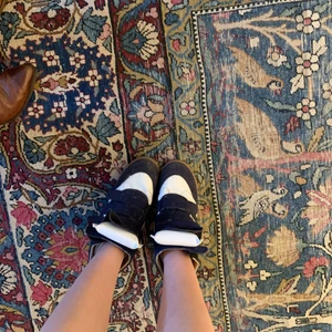 Isabel marant skor - As snygga Isabel marant skor, unik modell och så sköna! Väldigt coola nu till sommaren och piffar upp många outfits! Nypris är runt 5000kr för dom hör men har tyvärr inte kvar mitt äkthetsbevis och kan därför inte begära för mycke men helst inte skam bud.❤️✌🏼 köparen står för frakt☺️