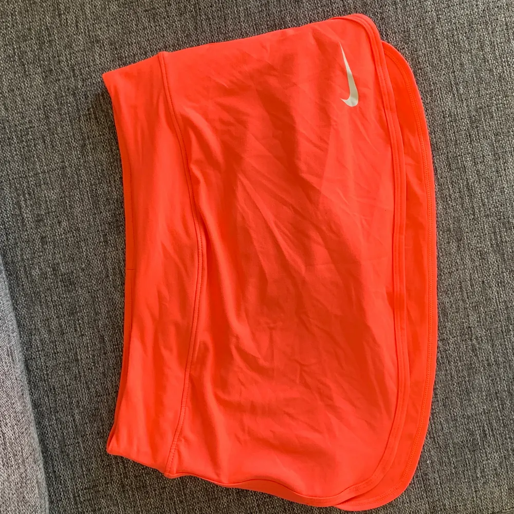 Orange-pink nike tennisskirt, size XS. Tight och kort tenniskjol med shorts under. . Kjolar.