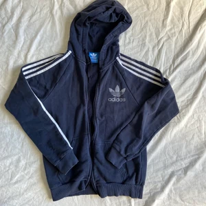 adidas hoodie - läs allt innan du frågar!🤍 högsta bud 190kr buda i dm! adidas hoodie köpt second hand. urtvättat skick obs dragkedja saknas. passar xs-s