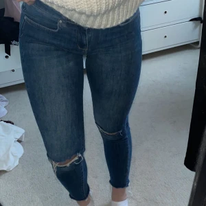 Blåa jeans - Ett par blåa jeans me hål på knäna ifrån Gina. Sitter sjukt bra och är väldigt stretchiga❣️ Pris kan diskuteras vid snabb affär och/eller köp av fler plagg 
