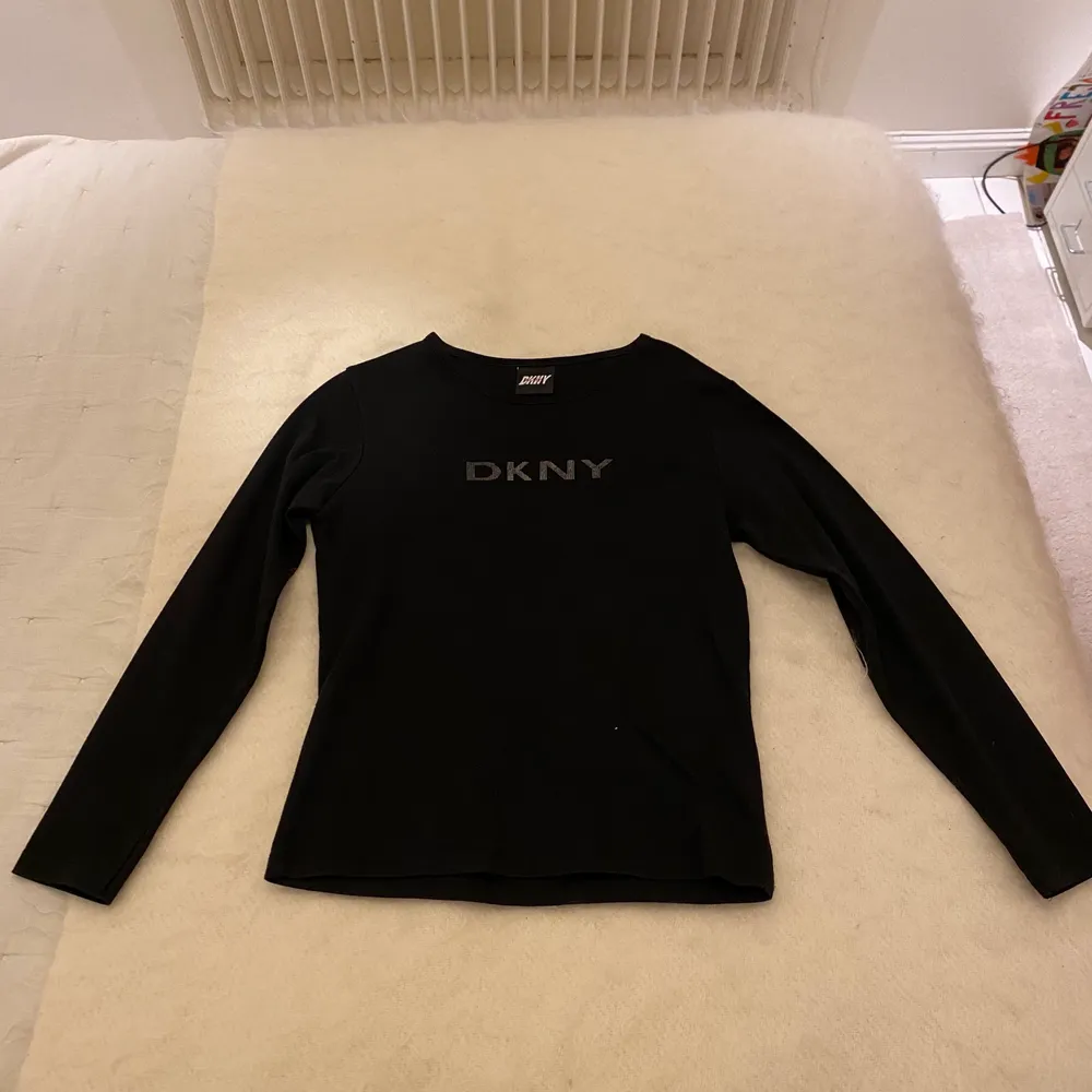 Säljer denna super coola tröja från DKNY eftersom den inte kommer till användning💗. Tröjor & Koftor.
