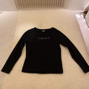 Säljer denna super coola tröja från DKNY eftersom den inte kommer till användning💗