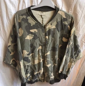 Tröja - Tröja, finns att hämta upp i Stockholm, Hökarängen.                   Kontant eller swish👍