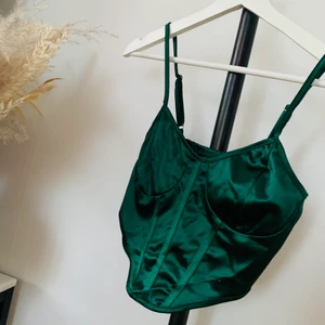 Sidentopp - Korsettliknande partytopp i grönt siden. St XS. Aldrig använd