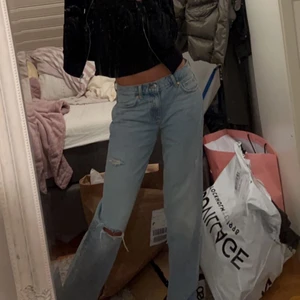 Low waist jeans  - Skitsnygga low waist jeans från Gina! Säljer då jag har ett annat par som passar mig bättre, dom är i storlek 36! Köparen står för frakt💓💖 (Anväda ett fåtal gånger) 