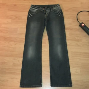 lågmidjade jeans - lågmidjade jeans i storlek 36, köparen står för frakt💚