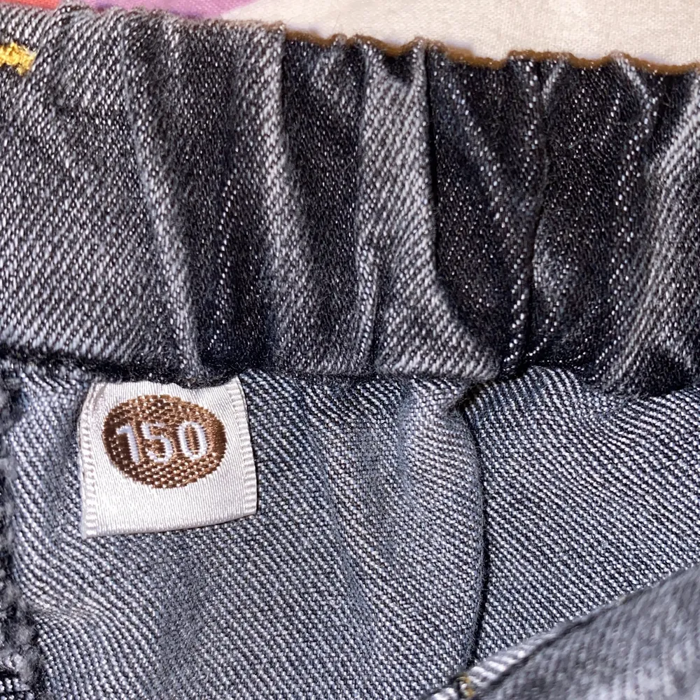  Byxor Det är grå svart och guld  fördet är tråd  när de har sitta medan är  ganska stretch. Jeans & Byxor.