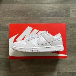 Nike Dunk venice - Extremt snygg sko ingör sommaren i ljusgrå o vit färg👨‍🎨 finns i flera olika storlekar som 38 38,5 39, 42 42,5 och 43. 2200kr på  38 -39 och 2400kr för 42-43📢
