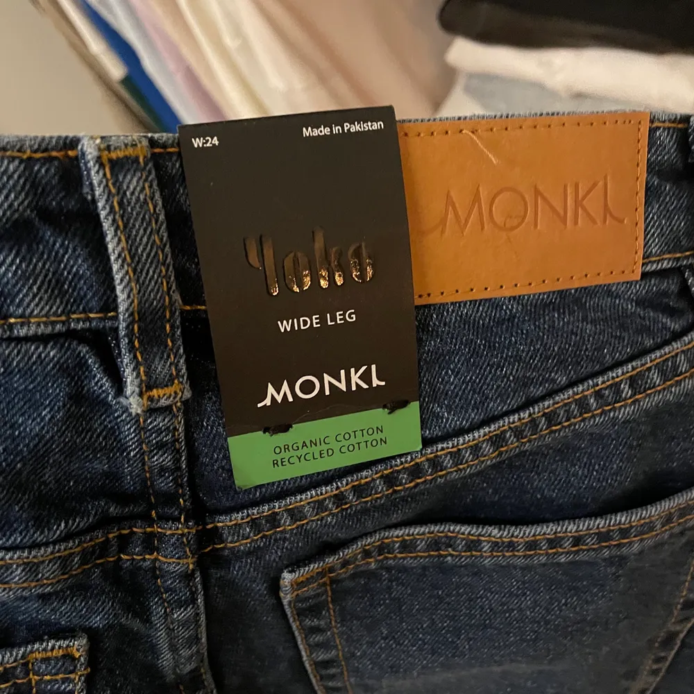 Helt oanvända mörkblåa jeans från Monki i modellen Yoko, i storlek 24 (motsvarar XS/S eller 34/36). Tveka inte med att skriva vid eventuella frågor. Köparen står för fraktkostnaden🤎. Jeans & Byxor.