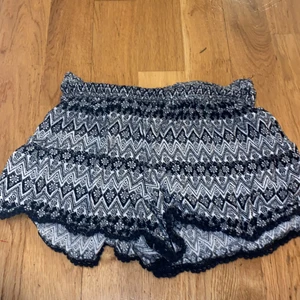 Shorts - Shorts med vänsterkanten här typ som runda prickar runt hela shortsen och den den är  Stretch det är säkert för barn