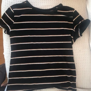 Randig tshirt hm - Jättesöt randig tshirt i svart, brunt/beiget och vitt. Bra skick, men kommer helt enkelt inte till användning. Storlek L, men skulle säga att den är mer som en M