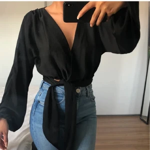 Svart blus asos strl 32 - Första bilden lånad! Jättefin blus från asos som aldrig kommit till användning. Storlek 32 men passar absolut en 34 också! 90 kr +frakt