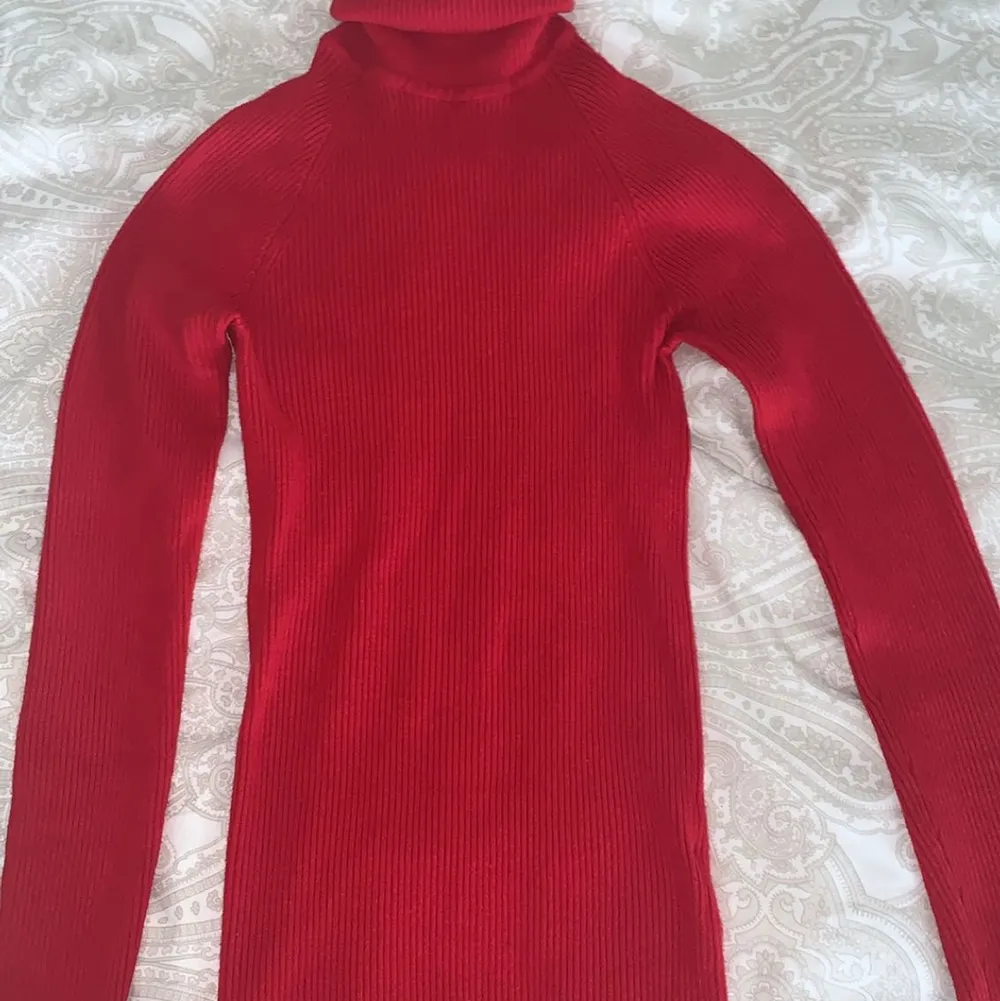 En enkel röd turtleneck tröja från Gina Tricot. Väldigt bra skick och den är inte tunn heller! Köparen står för frakt. . Tröjor & Koftor.