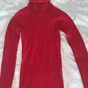 En enkel röd turtleneck tröja från Gina Tricot. Väldigt bra skick och den är inte tunn heller! Köparen står för frakt. 