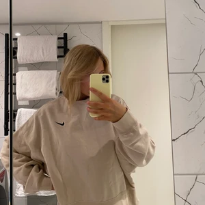 Nike seatshirt  - Super fin nike sweatshirt. Den är oversized och är i en aningen kortare modell. Har även matchande byxor till om någon skulle vara intresserad 💕