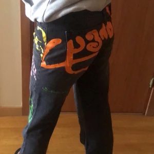 Jaded London  - Säljer mina jeans från jaded london då jag ALDRIG använt dom. Bara testat. Vill sälja pga att jag tycker inte lika mycket om dom jämfört vad jag gjorde när jag ville beställa dom. Köpte för nånting med 900kr för frakten på hemsidan är 100kr men säljer för billigare. Skriv om du är intresserad. Svarar på alla frågor jag får 🙂 lappen kvar o allt. 