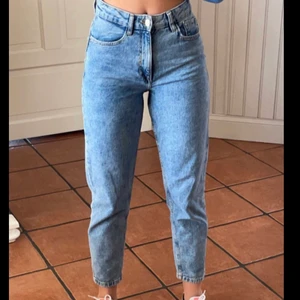 Blåa zara jeans  - Säljer mina blåa zara jeans då de börjar bli för små för mig. De är knapt använda och i bra skick ❤️